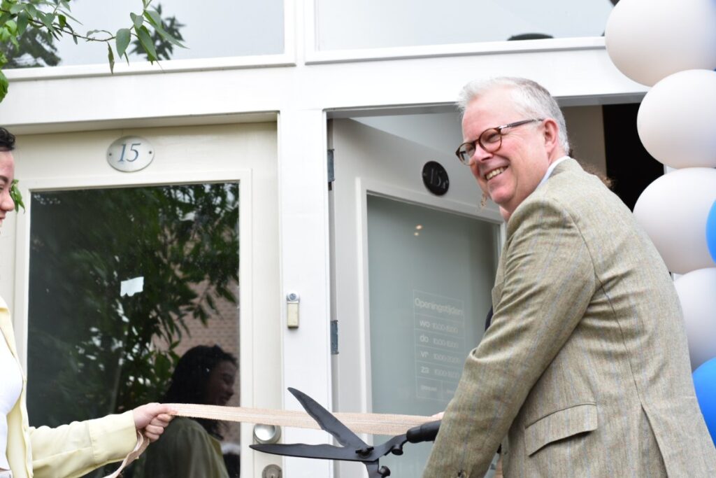 wethouder-walter-van-dijk-opent-wijnwinkel
